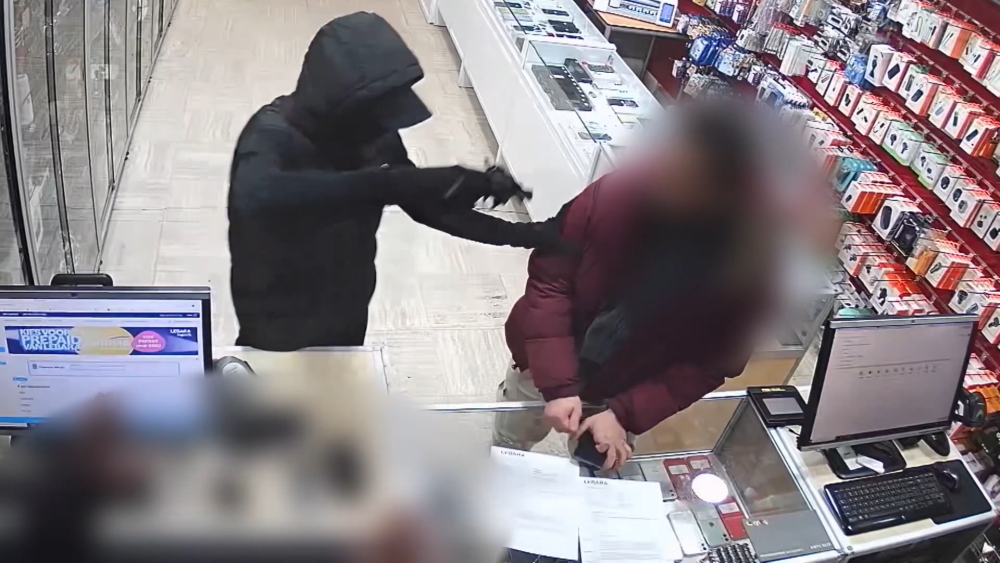 Politie op zoek naar overvallers die vitrines in telefoonwinkel Broersveld stukslaan