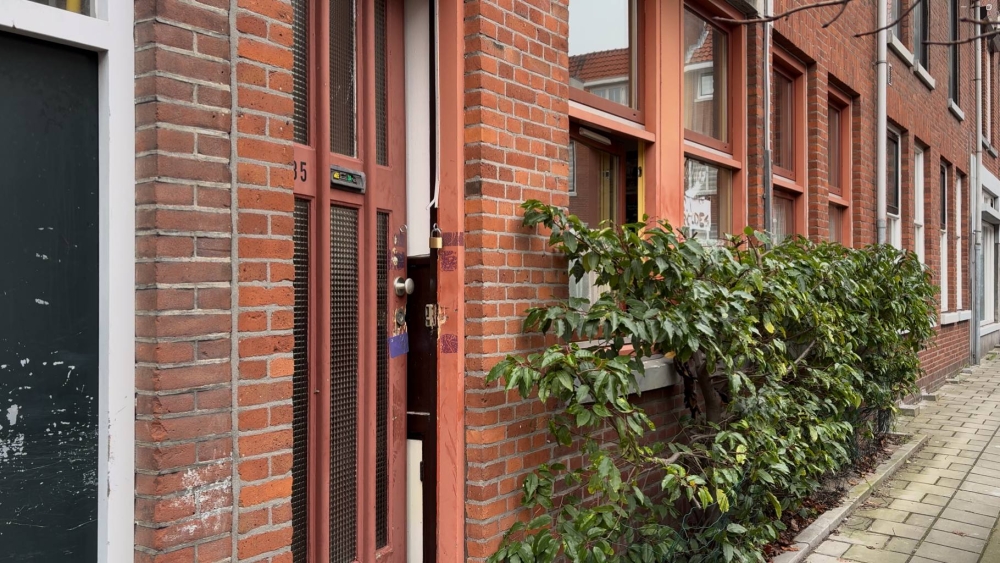 Buurt geschokt na mogelijk misdrijf in Schiedam-West: 'Lijkwagen en witte pakken'