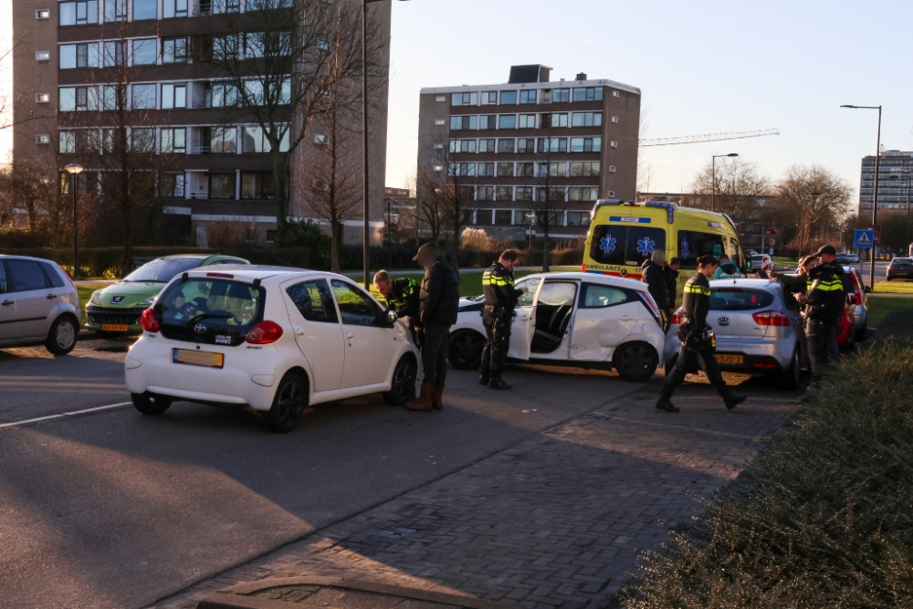 Uitrijden uit parkeervak gaat fout: drie auto's op elkaar
