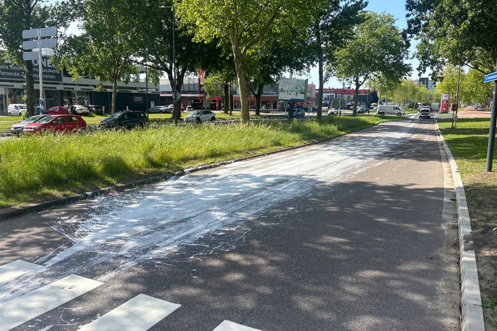 Verf op de weg in ’s-Gravelandsepolder in Schiedam, herkomst onduidelijk