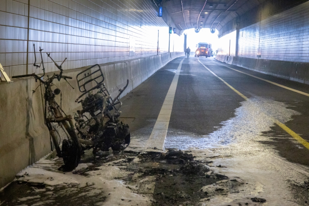 Scooter uitgebrand in buis van Beneluxtunnel