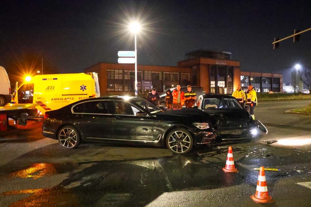 Veel schade en file door botsing tussen twee auto's bij Vijfsluizen