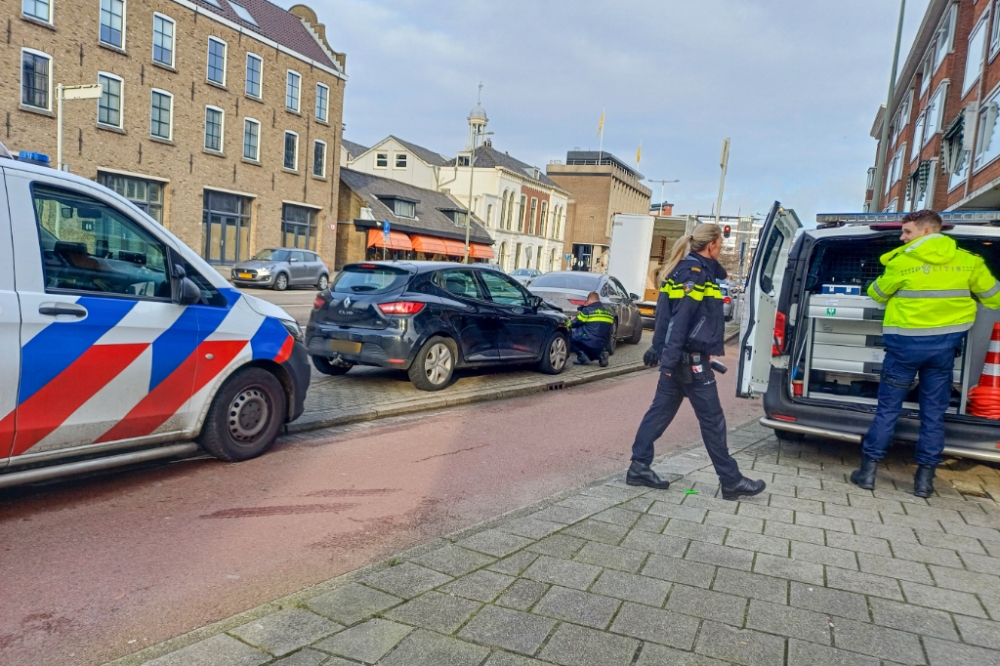 Gewonde bij aanrijding tussen twee auto's in Schiedam