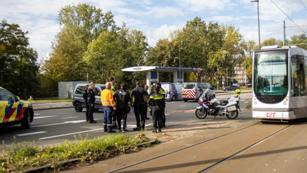 Tramverkeer richting Schiedam-Noord tijdelijk stilgelegd na botsing met auto