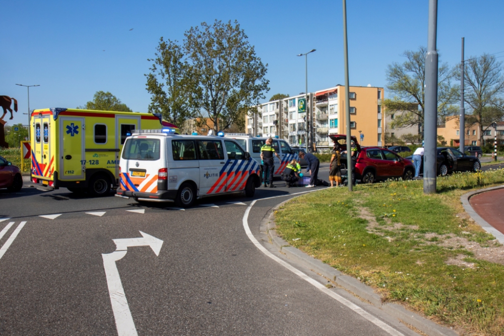 Gewonde bij aanrijding tussen twee auto's