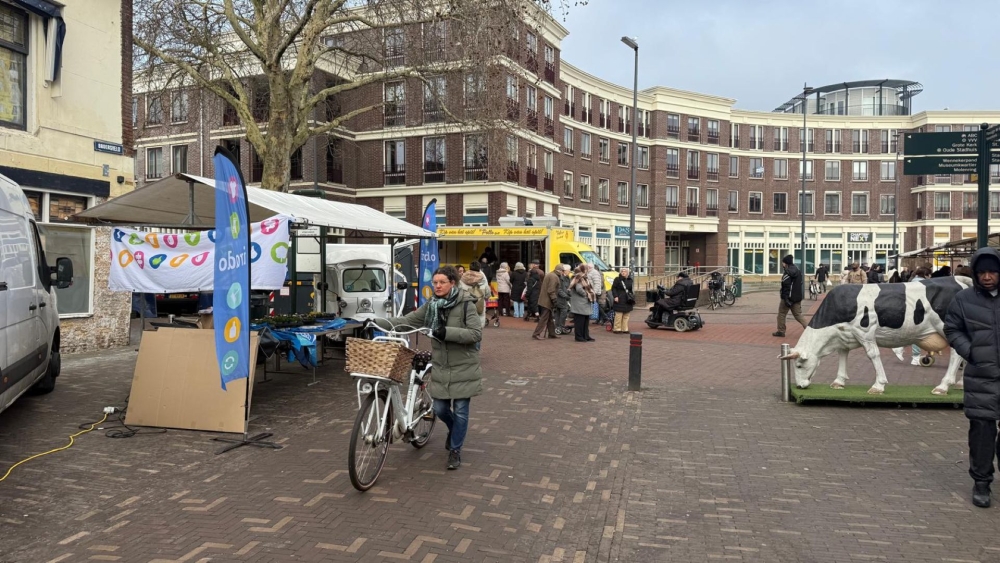Afvalcoaches op de markt met advies over afval scheiden en recycling
