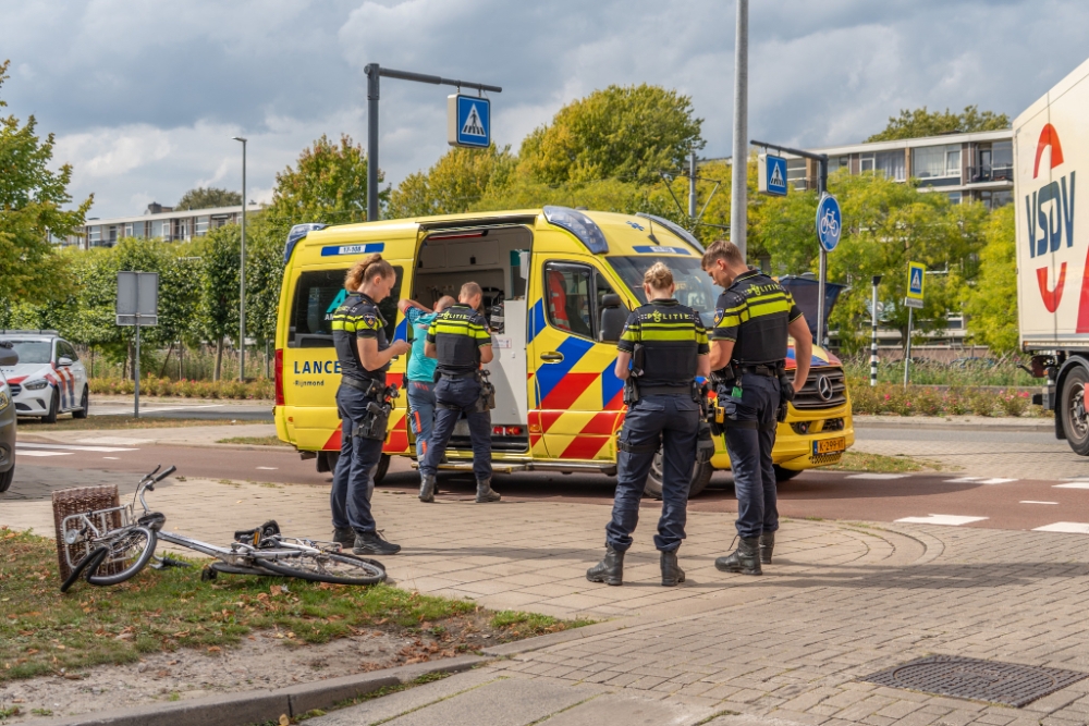 Fietser komt met de schrik vrij na aanrijding met vrachtwagen in Schiedam