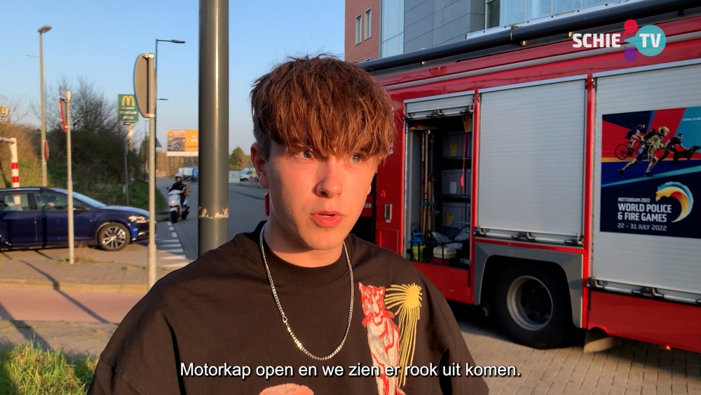 Auto vliegt tijdens het rijden in de brand: "Vlammen sloegen eruit en ik kreeg rook in m'n gezicht"