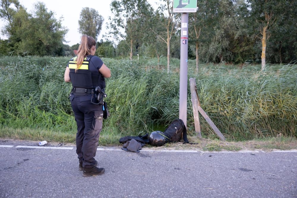 Motorrijder schuift in sloot na aanrijding met fietser