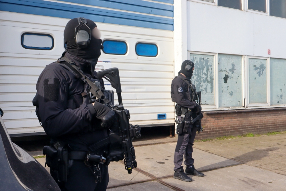 Drugs aangetroffen bij politie-inval in bedrijfspand in De Vergulde Hand