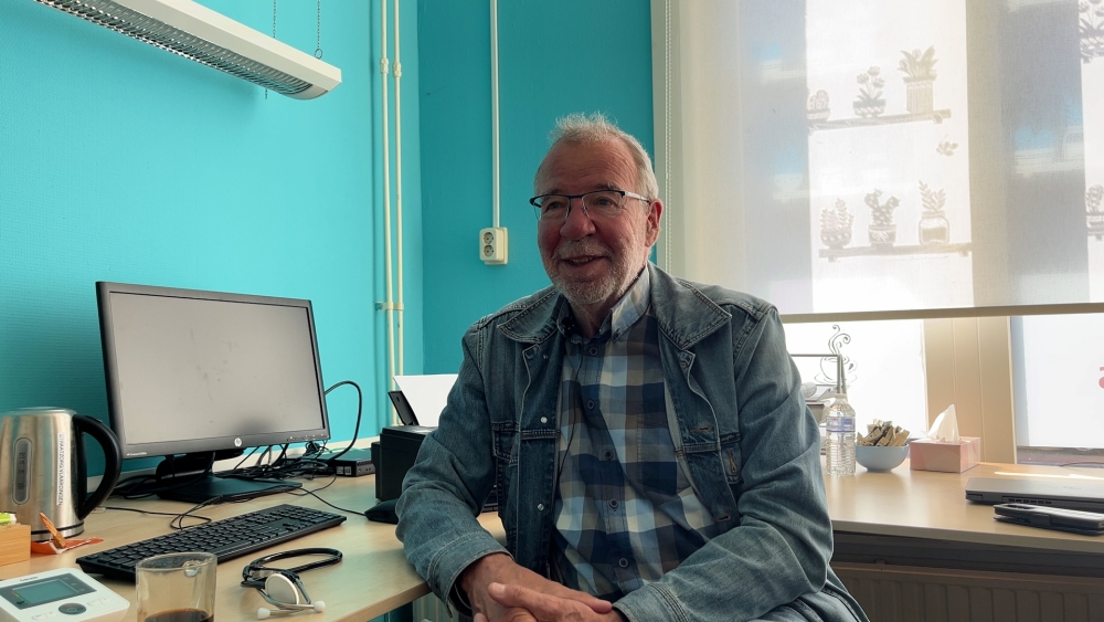 Ronald Vervoort (72) biedt gratis huisartsenzorg voor daklozen: ‘Je kan bij ons altijd terecht’