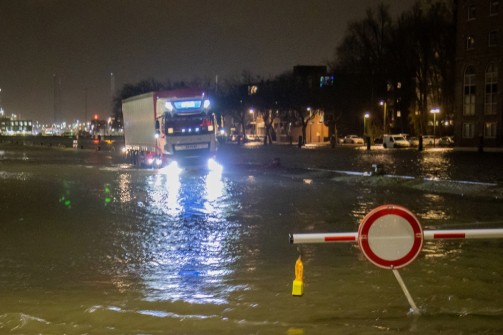 Ondanks waarschuwingen toch weer auto's in het water in Vlaardingen