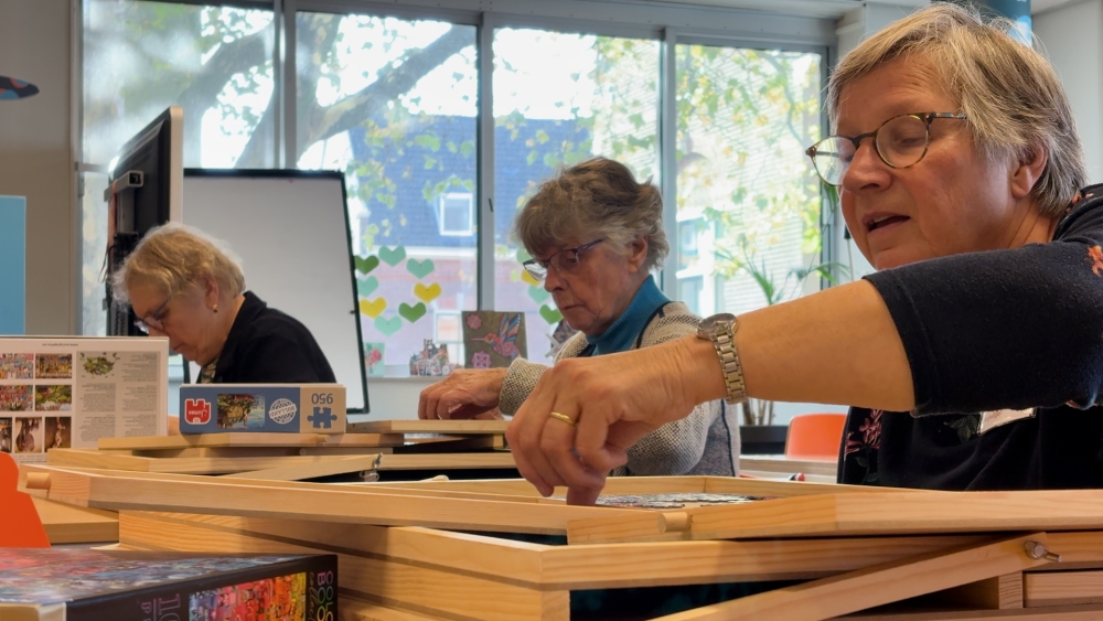Puzzelaars komen samen in Puzzelcafé: ‘dopamine als je een stuk goed legt’