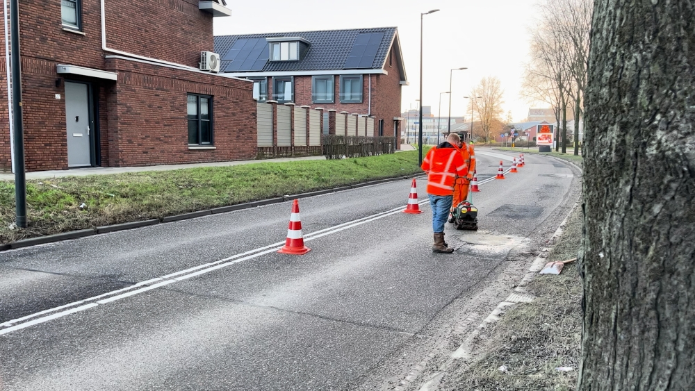 Tijdelijke oplossing voor gat in de Deltaweg brengt opluchting: 'Hopen dat het helpt'