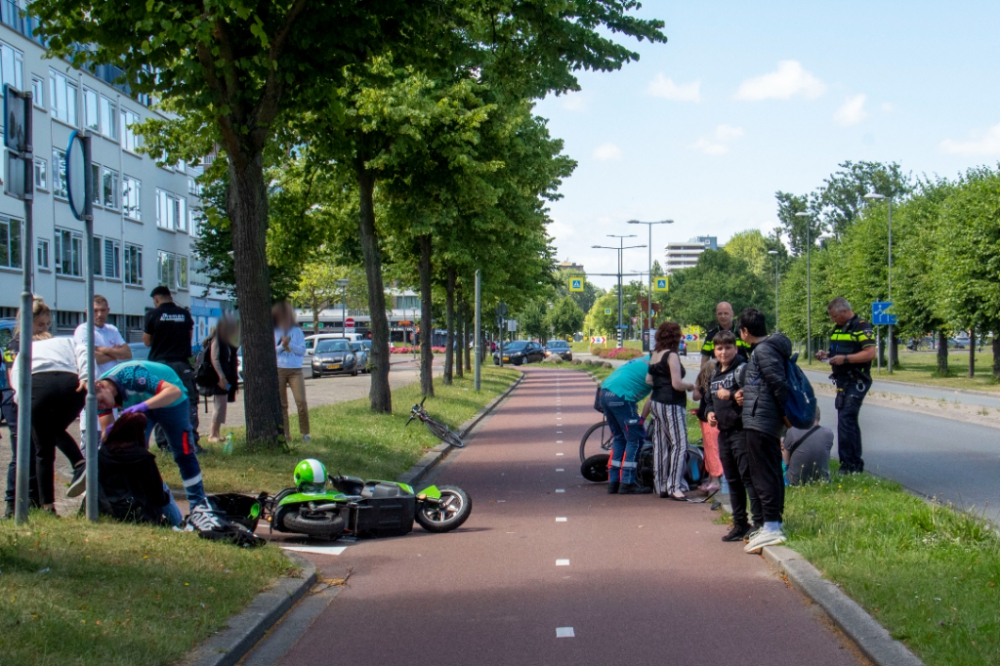 Drie gewonden na aanrijding op fietspad Burgemeester van Haarenlaan