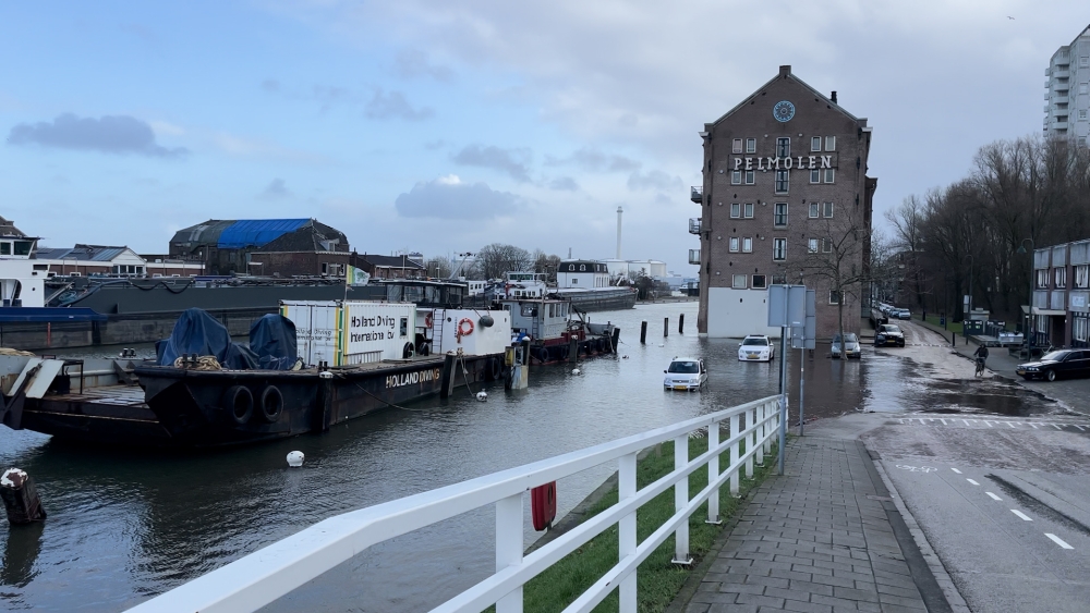 Hoogwater tot ruim 2 meter in Vlaardingen, kades tijdelijk afgesloten