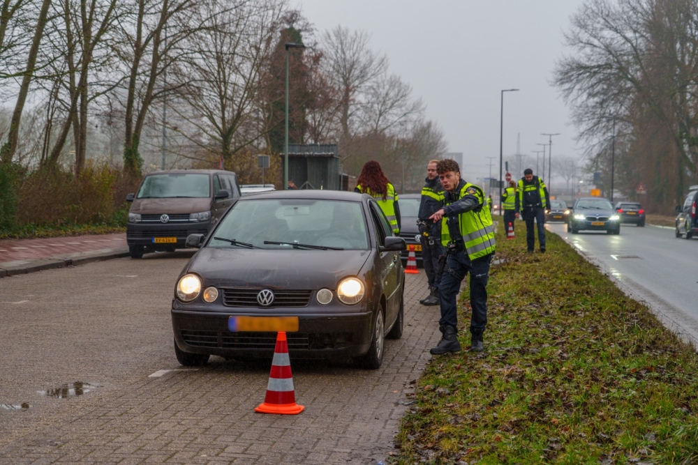 Politiestudenten houden verkeerscontrole op Marathonweg