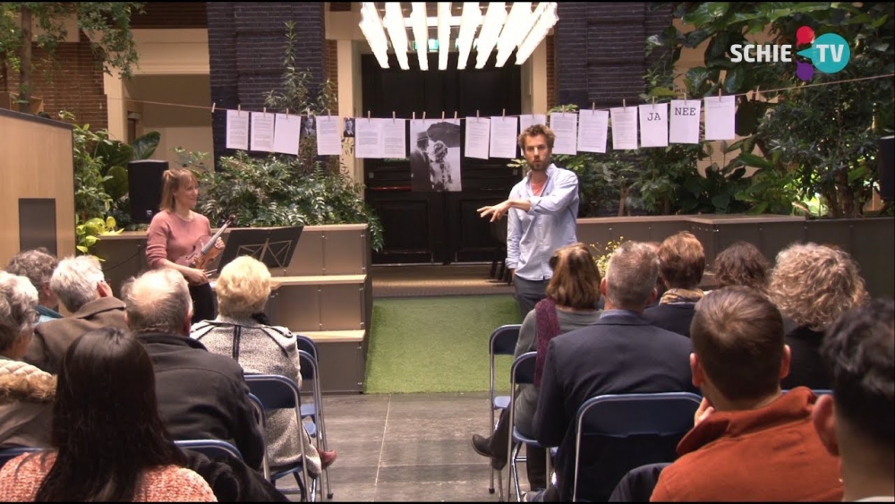 Theater na de Dodenherdenking: 'Naar elkaar smachten daar zit schoonheid in'