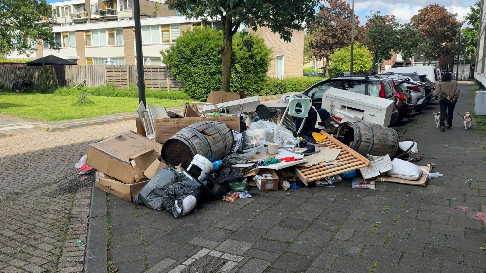 Afvalhoop in Vlaardingse Westwijk zorgt voor irritatie: ‘Vies en ongezond’