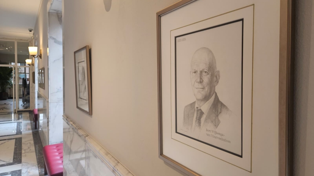 Wijbenga vereeuwigd met potloodtekening: ‘Wilde per se recht in de camera kijken’