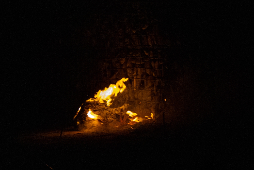 Papier tegen schoolgebouw Van Hogendorplaan in brand gestoken