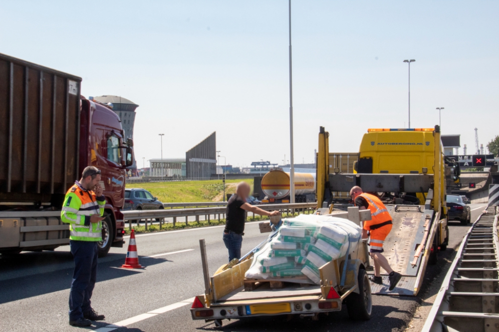 Aanhanger verliest wiel, buis Beneluxtunnel even afgesloten