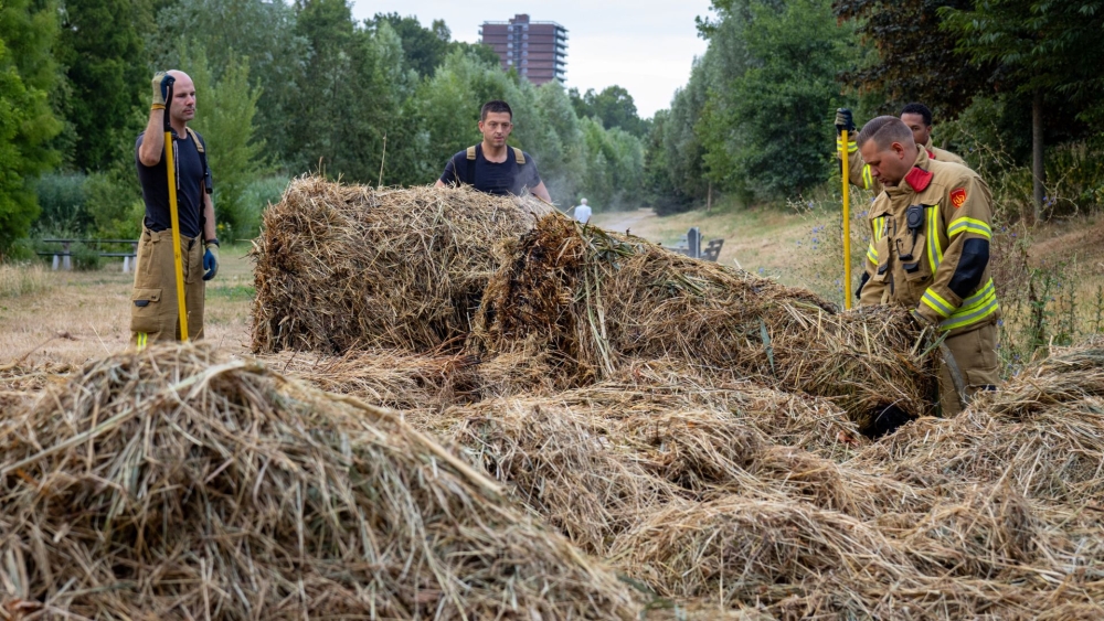 Weer hooibalen in brand gestoken in Schiedam-Noord, blussen duurt lang
