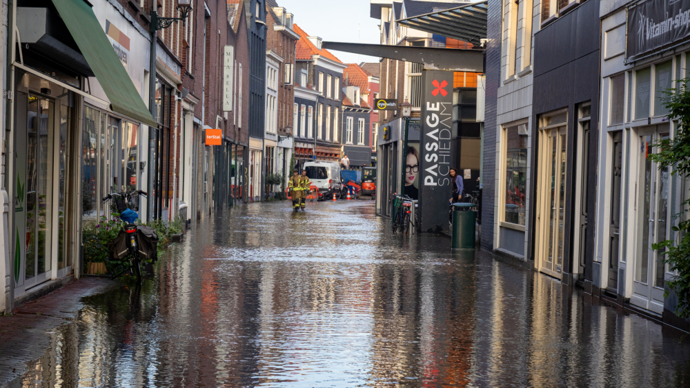Hoogstraat Schiedam staat onder water na leidingbreuk: wateroverlast in panden