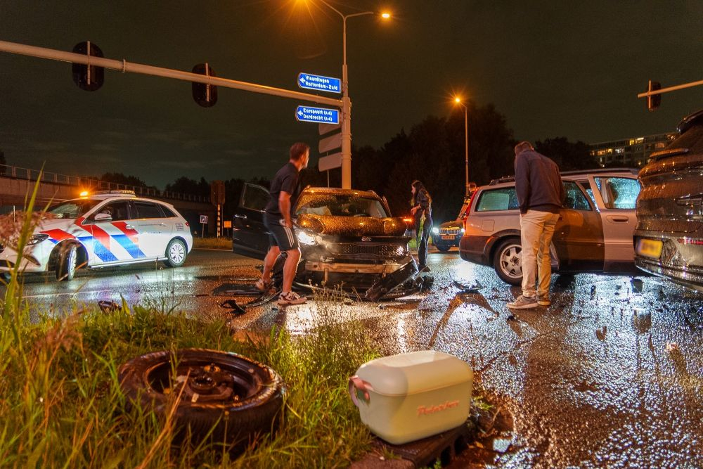 Meerdere auto's zwaar beschadigd bij ongeval, vrouw aangehouden