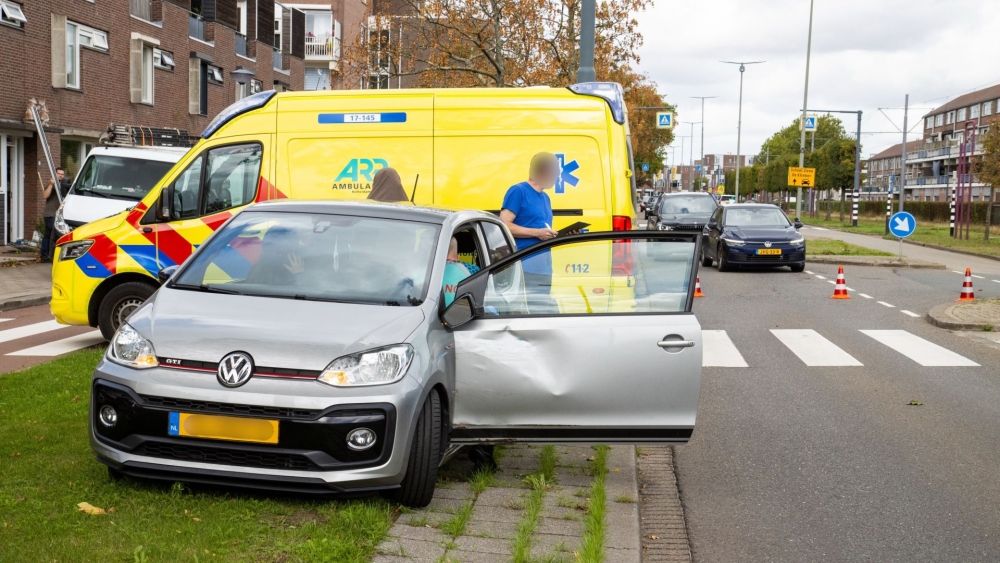 Doorgaande weg Schiedam-Noord afgesloten na ongeval met twee auto’s
