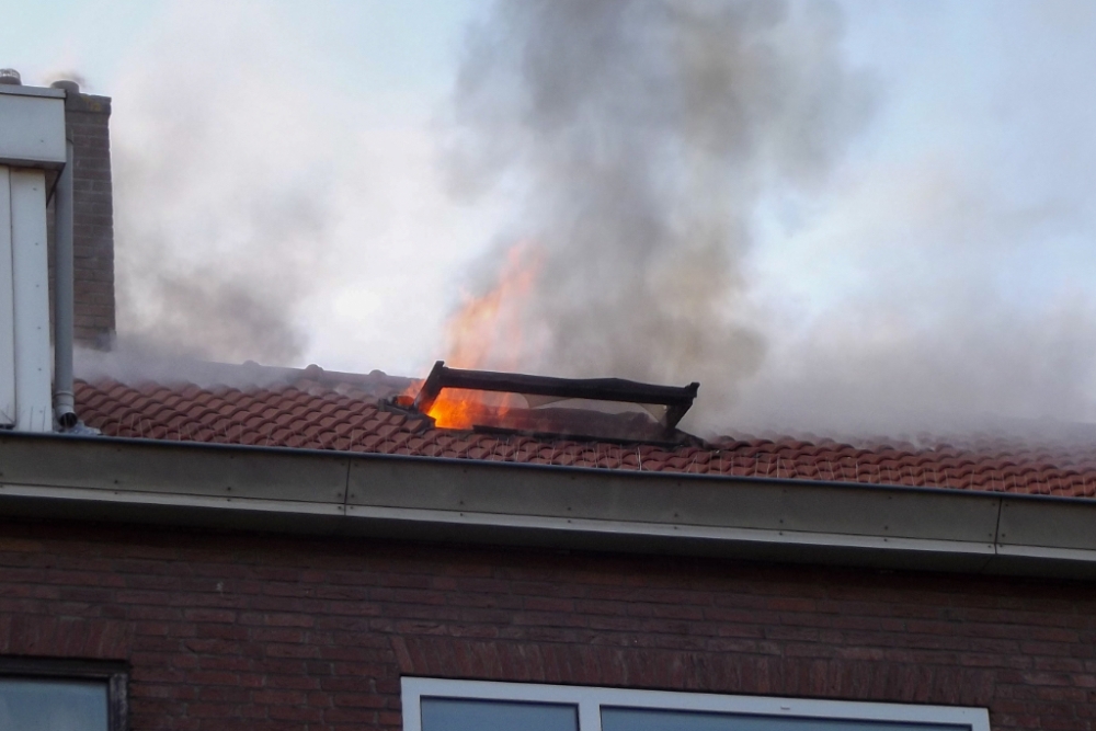 Twee gewonden bij brand in woning, 'boa's vinden bewoner zwart van de rook'