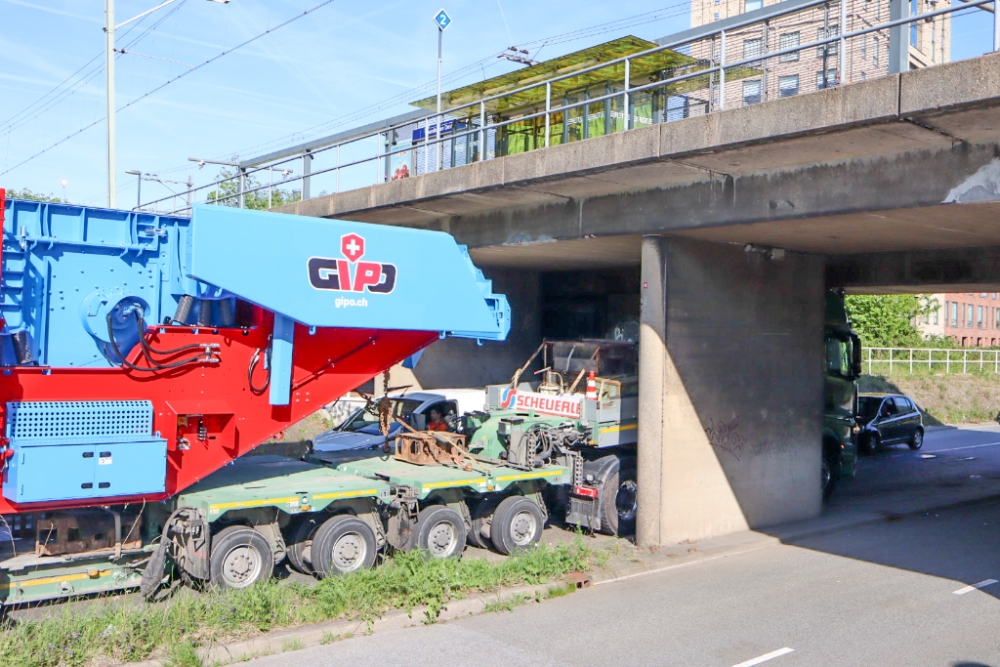 Vrachtwagen met grote machine klem onder viaduct Vlaardingen Oost