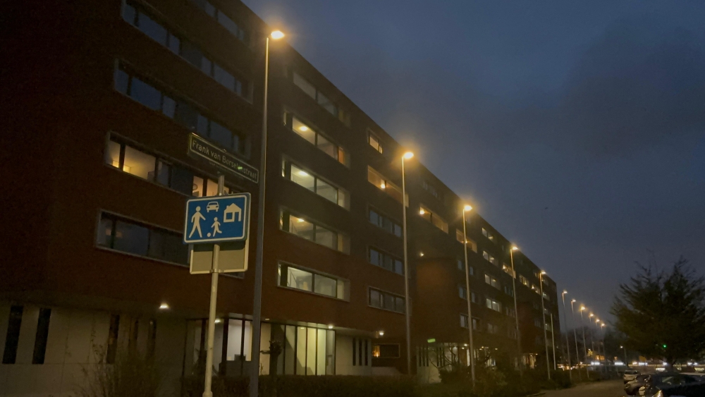 De stroomkosten van de straatverlichting aan de Frank van Borselenstraat wordt al twintig jaar door de bewoners betaald