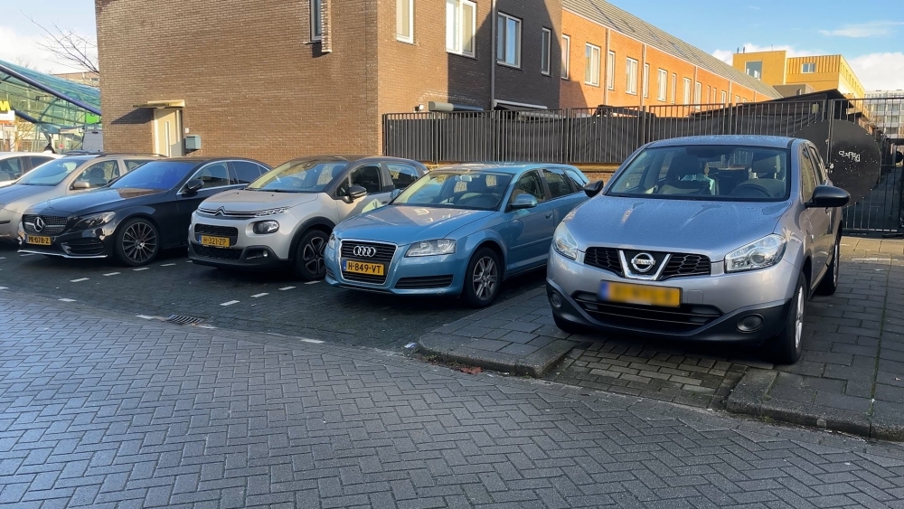 In meerdere Schiedamse buurten parkeren meer auto’s dan dat er parkeerplekken zijn