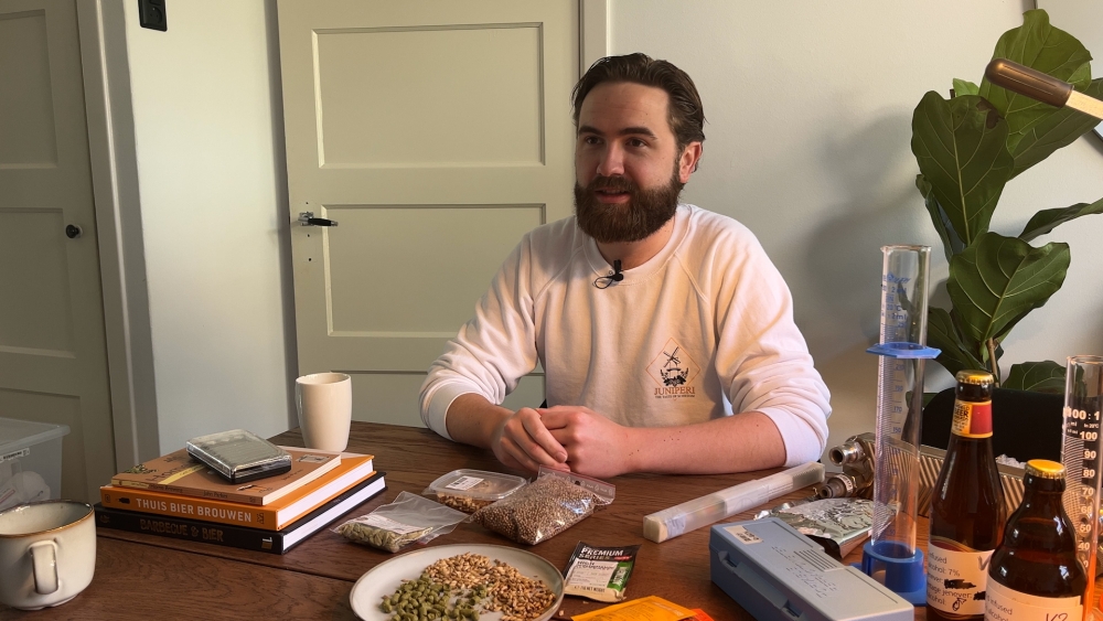 Peter (27) brouwt eigen biertje vanuit huis: ‘Je proeft Schiedam’
