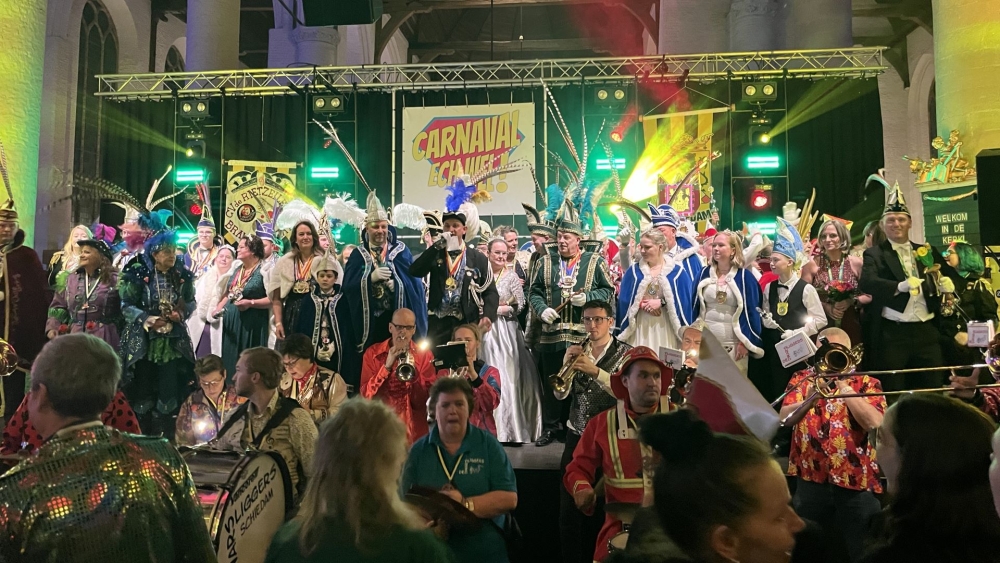 Gezelligheid, een biertje en muziek: feestgangers uit heel Nederland in Brandersgat