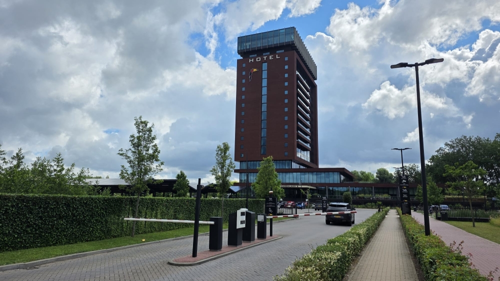 Opnieuw onrustige avond bij Van der Valk Schiedam wegens verblijf Algerijns elftal