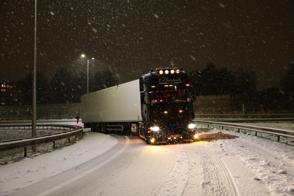 Vrachtwagen strandt door gladheid: oprit snelweg gestremd
