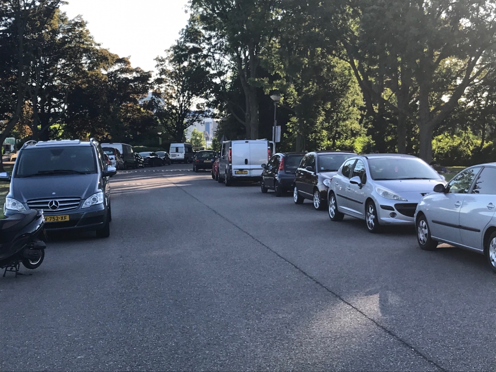 Maasboulevard barstensvol met auto's ondanks parkeer- en stopverbod