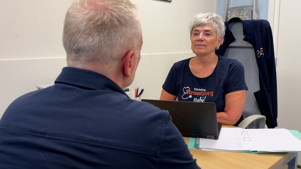 Gepensioneerde Erna helpt Schiedamse daklozen met zorg: ‘Meer nodig dan gedacht’