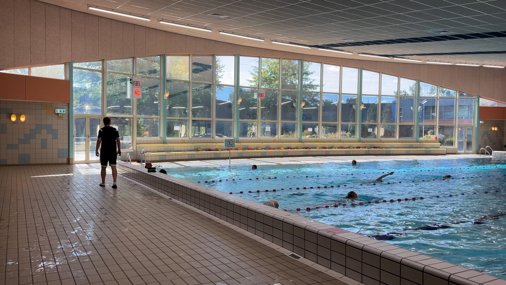 Zwembad Groenoord weer open, maar nog niet af: ‘Zwemmer merkt er niks van’