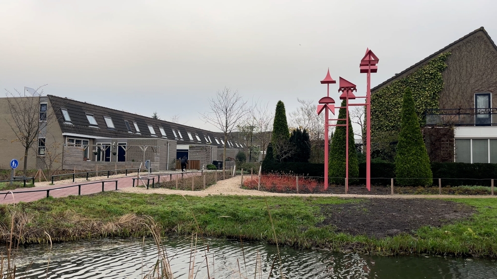 Vogelhuisje of kunstwerk? Metershoge palen roepen vragen op in Schiedam-Noord