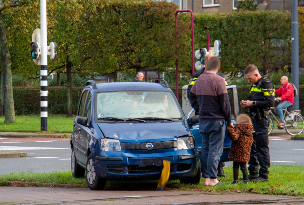 Flinke schade na aanrijding met twee auto's op de Mozartlaan