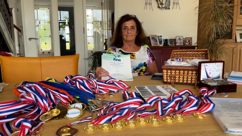 Zwemster Conny (74) heeft misschien wel duizend prijzen gewonnen