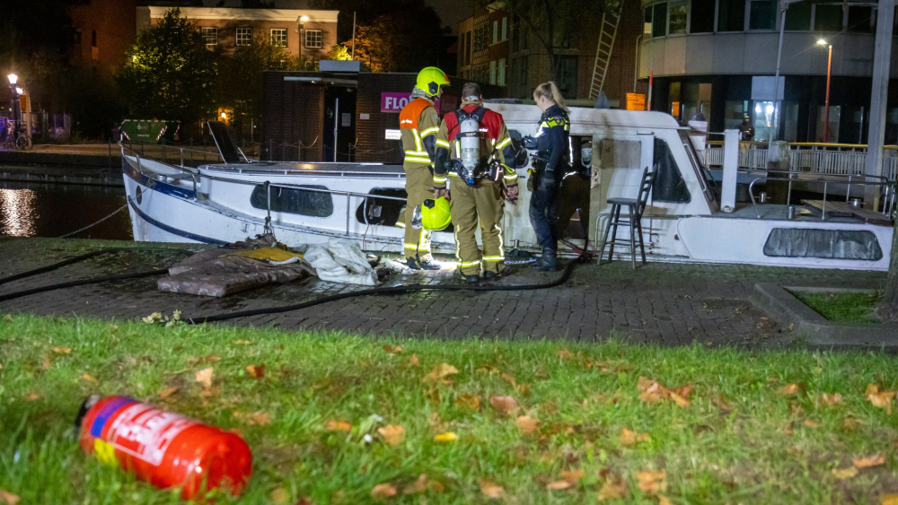 Brand op boot in Schiedamse haven, getuige ziet persoon wegrennen