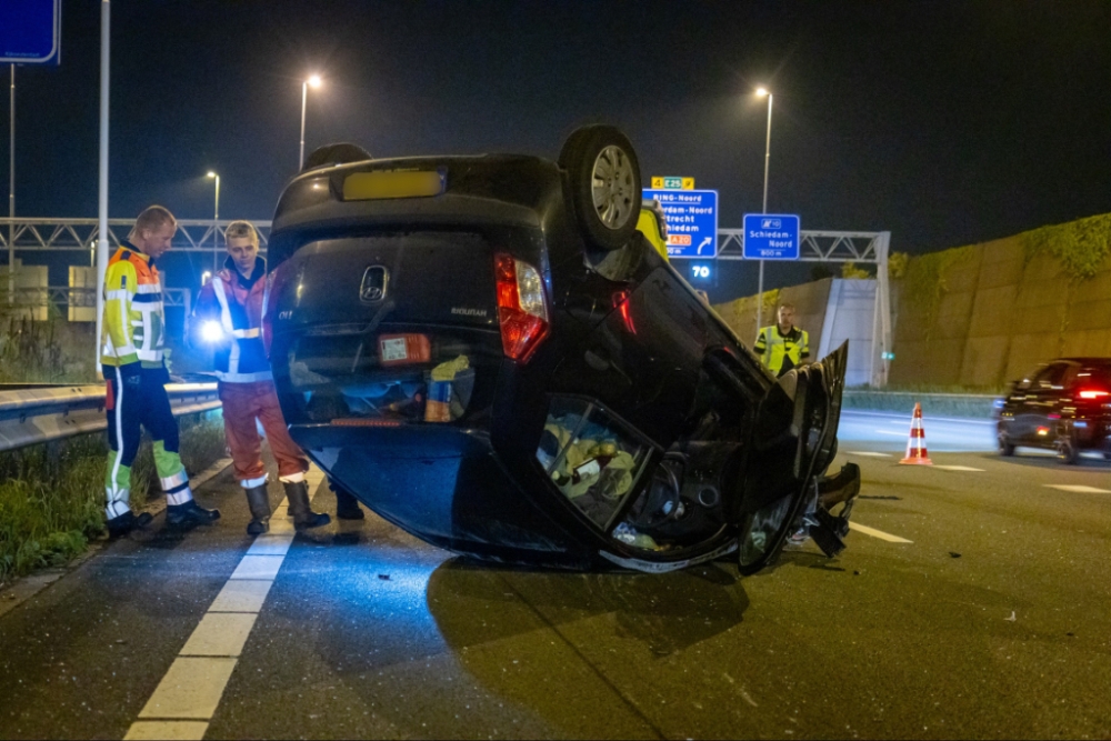 Auto ondersteboven op snelweg na botsing met vrachtwagen