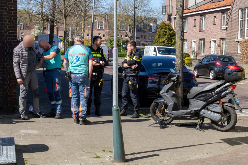 Scooter klapt op auto in Vlaardingen
