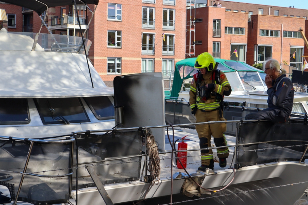 Brand in machinekamer op plezierjacht in Nieuwe Haven