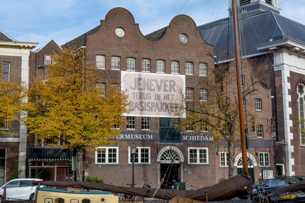 De culturele sector kwam in actie tegen de bezuiniging met bijvoorbeeld dit spandoek aan de gevel van het Jenevermuseum