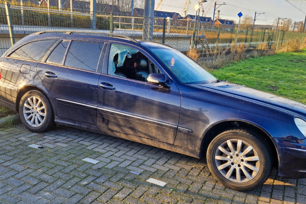 Ingeslagen autoruiten en spullen op straat na inbraakgolf langs spoor Vlaardingen